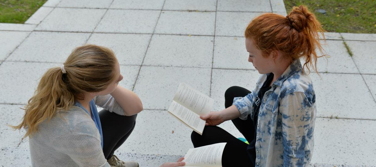 2名女学生在爱德华兹庭院读书